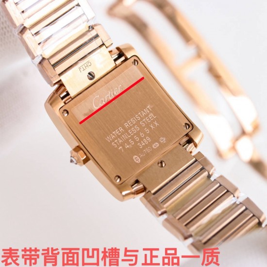台湾厂出品-卡地亚法国坦克W S T A系列腕表技术特点:1⃣️镜面:蓝宝石鱼眼表镜玻璃,玻璃镀了防指纹十透明膜,让玻璃面更加清晰通透2⃣️表带:316精钢表链、头料散件切割拼接,3⃣️表壳:精钢、ADLC碳镀层4⃣️表冠:精钢表冠、镶嵌蓝色多切面合成尖宝石,宝石会变红5⃣️表盘:3个颜色面版可选6⃣️尺寸:中号30 x25..小号25 x207⃣️机芯:进口朗达751机芯8️⃣镶石:电白金圈口十莫桑石 台湾厂出品-卡地亚法国坦克W S T A系列腕表技术特点:1⃣️镜面:蓝宝石鱼眼表镜玻璃,玻璃镀了防指纹十透明膜,让玻璃面更加清晰通透2⃣️表带:316精钢表链、头料散件切割拼接,3⃣️表壳:精钢、ADLC碳镀层4⃣️表冠:精钢表冠、镶嵌蓝色多切面合成尖宝石,宝石会变红5⃣️表盘:3个颜色面版可选6⃣️尺寸:中号30 x25..小号25 x207⃣️机芯:进口朗达751机芯8️⃣镶石:电白金圈口十莫桑石