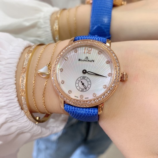 实拍 AW厂 Blancpain-宝珀女装系列复杂功能腕表共镶有152颗美钻。其中的108颗钻石镶嵌于36.8毫米的红金表壳之上。钻石紧密交织为两圈,错落有致,与品牌的标志性双层表圈设计相互呼应。表冠上亦镶有精致美钻,尽现腕表的华美雅致。 实拍 AW厂 Blancpain-宝珀女装系列复杂功能腕表共镶有152颗美钻。其中的108颗钻石镶嵌于36.8毫米的红金表壳之上。钻石紧密交织为两圈,错落有致,与品牌的标志性双层表圈设计相互呼应。表冠上亦镶有精致美钻,尽现腕表的华美雅致。