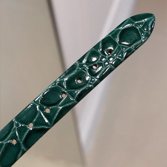 实拍 萧邦新增绿色表盘HAPPY DIAMONDS系列快乐钻腕表 3层蓝宝石玻璃镜面 我们就是自己的神话 原厂瑞士石英机芯 镜面内5颗快乐钻自由转动 活动钻石围绕表盘回旋起舞 制作精巧的表壳玩味透明概念 chopard家标志性的Happy钻石在两片蓝宝石水晶玻璃 形成的空间内自由滑动 充分展现自由和欢快的感觉 表壳顶端与底端各缀有一圈钻石 树叶形指针 较小的同心圆为珍珠母贝质地 呈圆满的球型 两个同心圆环上皆全手工镶有钻石 七颗灵动钻石如悬空漂浮一般 细节见真知。 实拍 萧邦新增绿色表盘HAPPY DIAMONDS系列快乐钻腕表 3层蓝宝石玻璃镜面 我们就是自己的神话 原厂瑞士石英机芯 镜面内5颗快乐钻自由转动 活动钻石围绕表盘回旋起舞 制作精巧的表壳玩味透明概念 chopard家标志性的Happy钻石在两片蓝宝石水晶玻璃 形成的空间内自由滑动 充分展现自由和欢快的感觉 表壳顶端与底端各缀有一圈钻石 树叶形指针 较小的同心圆为珍珠母贝质地 呈圆满的球型 两个同心圆环上皆全手工镶有钻石 七颗灵动钻石如悬空漂浮一般 细节见真知。