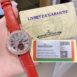 实拍 积家Rendez-Vous约会系列 全自动机械飞轮女士腕表，由天然深海珍珠贝母打造的表盘与精钢镶钻表圈交相辉映，散发着柔和的七彩光泽，而位于六时位置的飞轮则如优雅的腕上芭蕾，尽显独特女性魅力。高端配置，蓝宝石镜面，进口牛皮原装折叠扣/精钢表壳表带，尺寸：宽33mm、厚11mm。