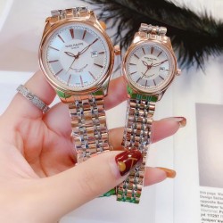 品牌：百达翡丽-PATEK PHILPPE 类型：情侣对表表壳：316精钢（做工上乘）表带：316钢机芯：进口石英机芯（走时精准）材料：高级强化镀膜镜面尺寸：男直径39mm 厚度8mm/女直径29mm 厚度8mm