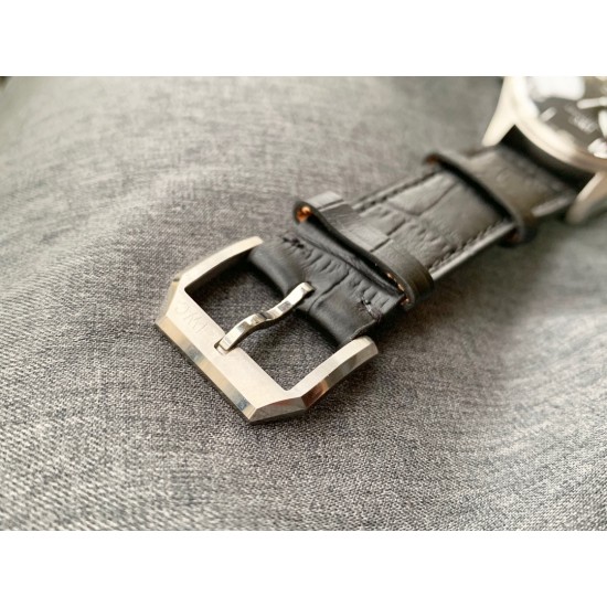 AJ出品:万国飞行员系列-马克17 最经典的飞行员款之一,以沙夫豪森为基地的iwc万国表一直致力于制造飞行员腕表方面的研究,于1936年制造了第一款“大号”飞行员腕表。由此诞生了一段万国飞行员腕表与飞行的历史,搭配9015进口机械机芯,以应对任何恶劣的飞行环境,超强防水让你飞天入地,无所畏惧,真正的马克系列!! AJ出品:万国飞行员系列-马克17 最经典的飞行员款之一,以沙夫豪森为基地的iwc万国表一直致力于制造飞行员腕表方面的研究,于1936年制造了第一款“大号”飞行员腕表。由此诞生了一段万国飞行员腕表与飞行的历史,搭配9015进口机械机芯,以应对任何恶劣的飞行环境,超强防水让你飞天入地,无所畏惧,真正的马克系列!!