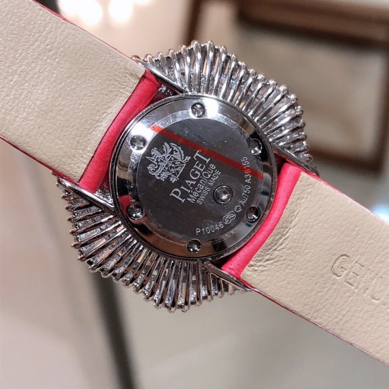 实拍 七夕好礼 PIAGET伯爵 Limelight非凡珍品腕表系列 表壳直径为33mm ,电镀白金,瑞士朗达石英机芯 。手表表壳由花瓣造型上镶嵌112颗特制切割方形钻石于表圈 彰显奢华 蓝宝石水晶镜面 搭配绸缎丝绢皮。这不仅是一款非凡的腕表,更堪称一件珠宝工艺杰作,完美结合创意 打破常规的切割,彰显着珠宝腕表的优雅魅力 实拍 七夕好礼 PIAGET伯爵 Limelight非凡珍品腕表系列 表壳直径为33mm ,电镀白金,瑞士朗达石英机芯 。手表表壳由花瓣造型上镶嵌112颗特制切割方形钻石于表圈 彰显奢华 蓝宝石水晶镜面 搭配绸缎丝绢皮。这不仅是一款非凡的腕表,更堪称一件珠宝工艺杰作,完美结合创意 打破常规的切割,彰显着珠宝腕表的优雅魅力