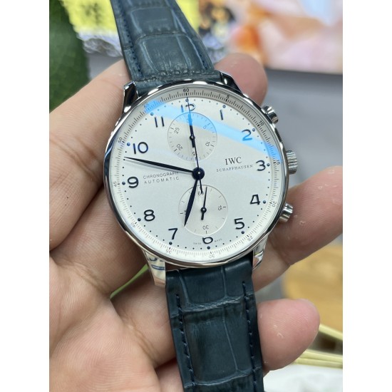 万国 IWC 超级葡计正品终结者,最强升级【表壳升级】重新调整磨具,升级圈口,中壳和底盖的细节。以及提升后期打磨处理工艺,使壳套整体配合的更加默契天衣无缝,没有死角。【表盘升级】提升字面刻度使之变得更加圆润,修正表盘中上下两个子盘的纹路。彻底提升了光泽度,使之变得更白和自然,保持和原装一样的效果。【表扣升级】提升表扣内里细节的打磨和拉丝。 万国 IWC 超级葡计正品终结者,最强升级【表壳升级】重新调整磨具,升级圈口,中壳和底盖的细节。以及提升后期打磨处理工艺,使壳套整体配合的更加默契天衣无缝,没有死角。【表盘升级】提升字面刻度使之变得更加圆润,修正表盘中上下两个子盘的纹路。彻底提升了光泽度,使之变得更白和自然,保持和原装一样的效果。【表扣升级】提升表扣内里细节的打磨和拉丝。