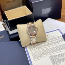 《YF出品》萧邦Happy Diamonds系列在女士腕表当中非常具有标志性，这款腕表拥有36和30毫米的腕表直径，对于大部分女士来说这个尺寸刚刚好。极具标志性的表壳设计搭配银色表盘，盘面上转动的钻石是萧邦Happy Diamonds最大的亮点设计所在。腕表搭载了自动上链机芯，能够为腕表提供42个小时的动力储存。。。YF臻品（2021新鲜上市）：萧邦HAPPY DIAMONDS系列274893-5003腕表（精钢-玫瑰金-白色贝壳表盘，7颗彩色活动钻石，2892-2全自动机械，36毫米）