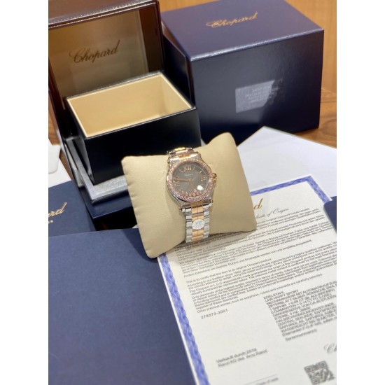 《YF出品》萧邦Happy Diamonds系列在女士腕表当中非常具有标志性,这款腕表拥有36和30毫米的腕表直径,对于大部分女士来说这个尺寸刚刚好。极具标志性的表壳设计搭配银色表盘,盘面上转动的钻石是萧邦Happy Diamonds最大的亮点设计所在。腕表搭载了自动上链机芯,能够为腕表提供42个小时的动力储存。。。YF臻品(2021新鲜上市):萧邦HAPPY DIAMONDS系列274893-5003腕表(精钢-玫瑰金-白色贝壳表盘,7颗彩色活动钻石,2892-2全自动机械,36毫米) 《YF出品》萧邦Happy Diamonds系列在女士腕表当中非常具有标志性,这款腕表拥有36和30毫米的腕表直径,对于大部分女士来说这个尺寸刚刚好。极具标志性的表壳设计搭配银色表盘,盘面上转动的钻石是萧邦Happy Diamonds最大的亮点设计所在。腕表搭载了自动上链机芯,能够为腕表提供42个小时的动力储存。。。YF臻品(2021新鲜上市):萧邦HAPPY DIAMONDS系列274893-5003腕表(精钢-玫瑰金-白色贝壳表盘,7颗彩色活动钻石,2892-2全自动机械,36毫米)
