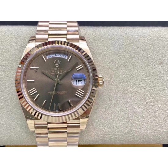ROLEX 劳力士 星期日志型40mm终极版 搭载原版3255自动机械机芯228239系列腕表,40mm直径,研发耗时16个月!原版1比1开模。重点升级了以下几个要点:1.表壳直径与最新版3255型系列一致40毫米。2.表带头粒与原装一致,5件拼装,难度非常高,表带与表壳交错型无缝连结。3.把头皇冠处下方修改为与原版一致的两个圆点。4.表扣与原版一致里面加装了弹簧,字体大小工艺和原装一致。5.表壳侧面与原版一致增加二维码防伪。6.表壳与表带连接处的壳身刻有与原版一致的型号数字228239。 ROLEX 劳力士 星期日志型40mm终极版 搭载原版3255自动机械机芯228239系列腕表,40mm直径,研发耗时16个月!原版1比1开模。重点升级了以下几个要点:1.表壳直径与最新版3255型系列一致40毫米。2.表带头粒与原装一致,5件拼装,难度非常高,表带与表壳交错型无缝连结。3.把头皇冠处下方修改为与原版一致的两个圆点。4.表扣与原版一致里面加装了弹簧,字体大小工艺和原装一致。5.表壳侧面与原版一致增加二维码防伪。6.表壳与表带连接处的壳身刻有与原版一致的型号数字228239。