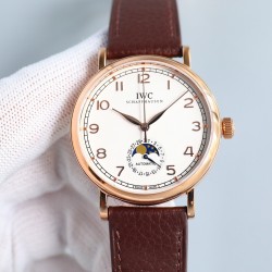 IWC 万国 柏涛菲诺系列，指针式日历功能，最受欢迎的简洁，优雅，大气的正装风范手表！6字位表盘为最新日历盘！【表壳】39毫米的表壳与正品一致！瑞士级精工打磨抛光！使得外观圆润饱满，细节到位！非常漂亮！【表盘】双卜蓝宝石表镜防眩光镀膜，表盘采用最经典的柳叶针，顶级工艺表盘！精心制作，完美还原！【机芯】独家采用进口2824机芯（精密技术做到同级别最薄）！走时精准耐用！【表带】意大利真皮纹表带！