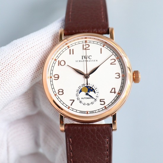 IWC 万国 柏涛菲诺系列,指针式日历功能,最受欢迎的简洁,优雅,大气的正装风范手表!6字位表盘为最新日历盘!【表壳】39毫米的表壳与正品一致!瑞士级精工打磨抛光!使得外观圆润饱满,细节到位!非常漂亮!【表盘】双卜蓝宝石表镜防眩光镀膜,表盘采用最经典的柳叶针,顶级工艺表盘!精心制作,完美还原!【机芯】独家采用进口2824机芯(精密技术做到同级别最薄)!走时精准耐用!【表带】意大利真皮纹表带! IWC 万国 柏涛菲诺系列,指针式日历功能,最受欢迎的简洁,优雅,大气的正装风范手表!6字位表盘为最新日历盘!【表壳】39毫米的表壳与正品一致!瑞士级精工打磨抛光!使得外观圆润饱满,细节到位!非常漂亮!【表盘】双卜蓝宝石表镜防眩光镀膜,表盘采用最经典的柳叶针,顶级工艺表盘!精心制作,完美还原!【机芯】独家采用进口2824机芯(精密技术做到同级别最薄)!走时精准耐用!【表带】意大利真皮纹表带!