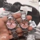 卡地亚 「 Cartier 」机芯:瑞士进口石英机芯 原装1:1复刻 、凸面弧形表壳,扭索雕纹表盘,剑形指针,在卡地亚制表世界中,Ballon Bleu 蓝气球腕表以风格细腻,格调高雅著称。 卡地亚 「 Cartier 」机芯:瑞士进口石英机芯 原装1:1复刻 、凸面弧形表壳,扭索雕纹表盘,剑形指针,在卡地亚制表世界中,Ballon Bleu 蓝气球腕表以风格细腻,格调高雅著称。