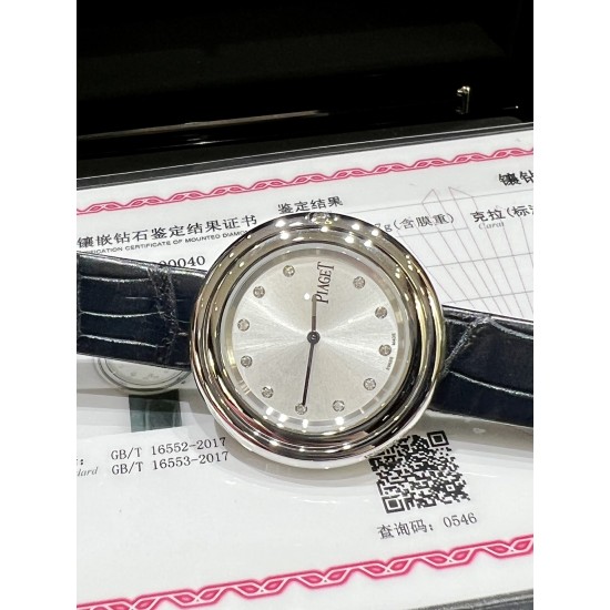 真钻来了 伯爵“时来运转”顶级奢侈品入门款第一眼看到它的时候我一眼就中,首先是外观设计足够百搭,➕上外层一圈可来回转动 很有寓意、一起“转动,遇见非凡”。大号34mm,深蓝色鳄鱼皮可轻松拆卸 看上去就高端,机芯采用瑞士进口石英机芯,螺旋式表圈316L精钢打磨抛光 表面光亮如镜、表盘内圈钻石刻度真钻,圈口外镶2.5分真钻 ,字面刻度11颗真钻,内外都是真钻 ,如假包换附上一表一证 真钻来了 伯爵“时来运转”顶级奢侈品入门款第一眼看到它的时候我一眼就中,首先是外观设计足够百搭,➕上外层一圈可来回转动 很有寓意、一起“转动,遇见非凡”。大号34mm,深蓝色鳄鱼皮可轻松拆卸 看上去就高端,机芯采用瑞士进口石英机芯,螺旋式表圈316L精钢打磨抛光 表面光亮如镜、表盘内圈钻石刻度真钻,圈口外镶2.5分真钻 ,字面刻度11颗真钻,内外都是真钻 ,如假包换附上一表一证