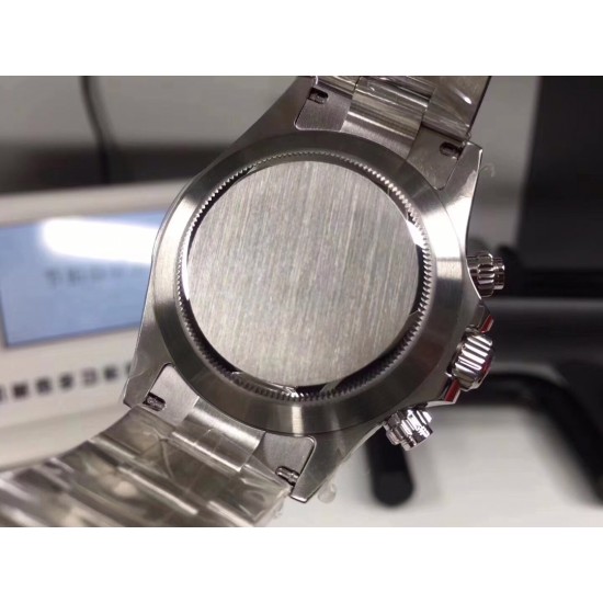 ROLEX 劳力士 专柜，和他们谈起热门款很少有货，Sales大姐说：劳力士从来不缺客户，缺的是货[捂脸]其实的确，说话是牛逼，但是是事实！绿水鬼很火吧，但迪通拿貌似逼格更高。9万多的公价已经被炒到了15万，肯定会破17！是真正一表难求。