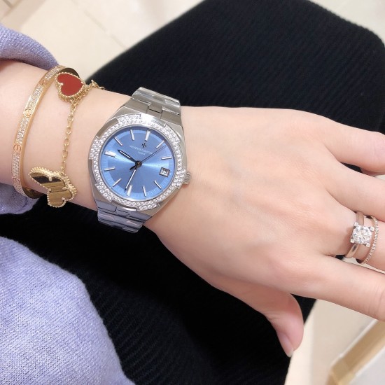 实拍【Vacheron Constantin江诗丹顿】纵横四海系列OVERSEAS女款小号型钢带款——一款极具魅力和旅行精神的女性腕表【表壳】直径36mm适合大部分女性佩戴,84颗圆形切割施华洛水更是钻璀璨夺目 【表盘】简约的大三针设计 旭日纹缎面拉丝的工艺处理 深邃优雅 时标均带白色夜光涂层 【机芯】CITIZEN8系列改Cal.5300机芯(机芯稳定零返修 ) 原装18k纳米镀金质摆陀! 实拍【Vacheron Constantin江诗丹顿】纵横四海系列OVERSEAS女款小号型钢带款——一款极具魅力和旅行精神的女性腕表【表壳】直径36mm适合大部分女性佩戴,84颗圆形切割施华洛水更是钻璀璨夺目 【表盘】简约的大三针设计 旭日纹缎面拉丝的工艺处理 深邃优雅 时标均带白色夜光涂层 【机芯】CITIZEN8系列改Cal.5300机芯(机芯稳定零返修 ) 原装18k纳米镀金质摆陀!