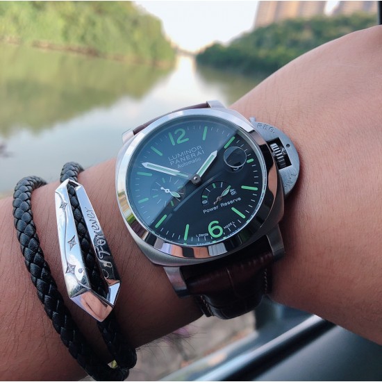 品牌:沛纳海--PANERAI PAM00090 类型:男士顶级腕表 机芯:全自动机械机芯 表壳:316L精钢表壳 镜面:矿物强化玻璃 皮带:进口真牛皮表带 三杰卓越非凡 尽显男士魅力尺寸:直径44mm 厚度16mm。SJ为你精心打造超真实实物图拍摄 让你超真实实物图体验 品牌:沛纳海--PANERAI PAM00090 类型:男士顶级腕表 机芯:全自动机械机芯 表壳:316L精钢表壳 镜面:矿物强化玻璃 皮带:进口真牛皮表带 三杰卓越非凡 尽显男士魅力尺寸:直径44mm 厚度16mm。SJ为你精心打造超真实实物图拍摄 让你超真实实物图体验