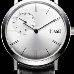 Piaget 伯爵Altiplano 原版字面复刻版 系列多功能机械全自动腕表。以传统美学概念打造的机械腕表，纯洁简约古典优雅，精致的巴顿指针，优雅的双层立体面盘，5位小秒和10位24小时刻度以及独有12点位日历窗，42mm腕表。透视底盖！
