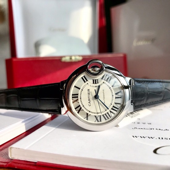 卡地亚 蓝气球「 Cartier 」凹面弧形表壳,扭索雕纹表盘,剑形指针,在卡地亚制表世界中,Ballon Bleu 蓝气球腕表以风格细腻,格调高雅著称。 卡地亚 蓝气球「 Cartier 」凹面弧形表壳,扭索雕纹表盘,剑形指针,在卡地亚制表世界中,Ballon Bleu 蓝气球腕表以风格细腻,格调高雅著称。