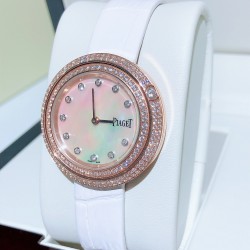 ★实拍 伯爵-PIAGET，时尚石英女款，来自Possession系列诚意推荐，魅力十足的臻品采用瑞士石英机芯，蓝宝石水晶玻璃镜面，表圈可360度旋转，在不经意的旋转之间带来不同的好心情灵动搭配，转动间，专属于你独一无二的个性造型耀目而生有光圈、单排钻和双排钻任性选择！表壳直径34mm厚度8mm。