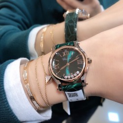 实拍 原单工厂品质 【欧洲版本全球限量款】【30mm】萧邦HAPPYDIAMONDS系列，翡翠绿来啦！都说男戴万国女戴萧邦 有金（进）有钻（赚）寓意也很好。表盘内的钻石滚珠可自由滑行转动，5钻时来运转 财运滚滚。绿色美洲鳄鱼皮 这个绿色简直不要太好看了  表盘30mm大小 一种半钢半金，一种全玫瑰金，蓝宝石三层玻璃镜面，自动上链机械机芯。