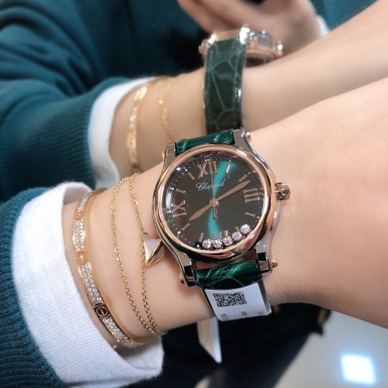 实拍 原单工厂品质 【欧洲版本全球限量款】【30mm】萧邦HAPPYDIAMONDS系列,翡翠绿来啦!都说男戴万国女戴萧邦 有金(进)有钻(赚)寓意也很好。表盘内的钻石滚珠可自由滑行转动,5钻时来运转 财运滚滚。绿色美洲鳄鱼皮 这个绿色简直不要太好看了 表盘30mm大小 一种半钢半金,一种全玫瑰金,蓝宝石三层玻璃镜面,自动上链机械机芯。 实拍 原单工厂品质 【欧洲版本全球限量款】【30mm】萧邦HAPPYDIAMONDS系列,翡翠绿来啦!都说男戴万国女戴萧邦 有金(进)有钻(赚)寓意也很好。表盘内的钻石滚珠可自由滑行转动,5钻时来运转 财运滚滚。绿色美洲鳄鱼皮 这个绿色简直不要太好看了 表盘30mm大小 一种半钢半金,一种全玫瑰金,蓝宝石三层玻璃镜面,自动上链机械机芯。