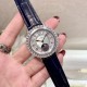 实拍 积家-Jaeger-LeCoultre DAZZLING RENDEZ- VOUS MOON约会系列月相珠宝腕表月之女神,是浪漫与柔美的象征,她掌管着大自然中的潮起潮落和季节更替,是艺术家与诗人们的灵感源泉,在温润莹亮的白色珍珠母贝映衬下,晶莹璀璨的钻石散发出夜空般的静谧之美,表圈镶嵌108颗 钻石,组成两个环绕表壳的同心圆。由36颗以爪镶工艺镶嵌的 钻石组成的外圈,为光芒闪耀的表圈营造出轻盈美妙的质感,尺寸36mm的精钢表壳搭配进口瑞士石英,采用蓝宝石水晶玻璃。 实拍 积家-Jaeger-LeCoultre DAZZLING RENDEZ- VOUS MOON约会系列月相珠宝腕表月之女神,是浪漫与柔美的象征,她掌管着大自然中的潮起潮落和季节更替,是艺术家与诗人们的灵感源泉,在温润莹亮的白色珍珠母贝映衬下,晶莹璀璨的钻石散发出夜空般的静谧之美,表圈镶嵌108颗 钻石,组成两个环绕表壳的同心圆。由36颗以爪镶工艺镶嵌的 钻石组成的外圈,为光芒闪耀的表圈营造出轻盈美妙的质感,尺寸36mm的精钢表壳搭配进口瑞士石英,采用蓝宝石水晶玻璃。