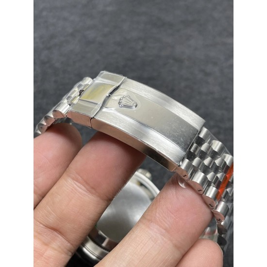 新配色 ROLEX 劳力士 纵航者型Sky-Dweller原装尺寸腹刻抄写 表耳钢印俱全 参数:搭载JP改9001机芯 振频:21800每小时 尺寸:42mm,夜光:超强冰蓝夜光! 新配色 ROLEX 劳力士 纵航者型Sky-Dweller原装尺寸腹刻抄写 表耳钢印俱全 参数:搭载JP改9001机芯 振频:21800每小时 尺寸:42mm,夜光:超强冰蓝夜光!