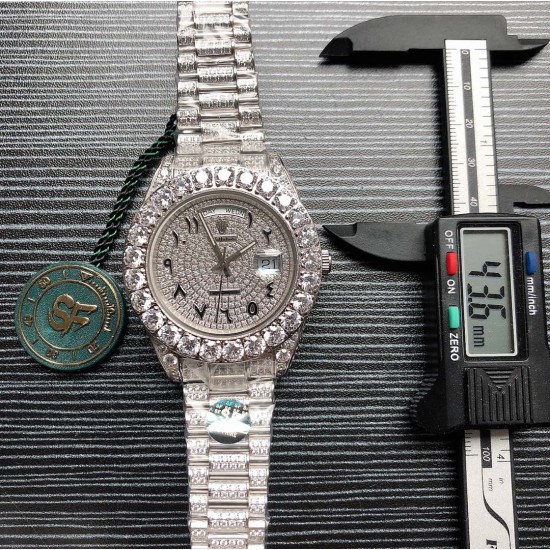 劳力士ROLEX R40 SF Factory 新款Oyster Perpetual Pearlmaster 39(蚝式恒动Pearlmaster 39)腕表,堪为宝石镶嵌腕表系列之瑰宝。 永恒黄金腕表镶嵌最珍稀的钻石,充分展现劳力士在宝石镶嵌方面的非凡技艺。品牌:Rolex劳力士系列:蚝式恒动腕表机芯:全自动机械表带:镶钻精钢表链尺寸:43.5 x 13mm材料:316精钢+蓝宝石玻璃 三杰精致推荐男士机械腕表 SJ为你精心打造超真实实物图拍摄 劳力士ROLEX R40 SF Factory 新款Oyster Perpetual Pearlmaster 39(蚝式恒动Pearlmaster 39)腕表,堪为宝石镶嵌腕表系列之瑰宝。 永恒黄金腕表镶嵌最珍稀的钻石,充分展现劳力士在宝石镶嵌方面的非凡技艺。品牌:Rolex劳力士系列:蚝式恒动腕表机芯:全自动机械表带:镶钻精钢表链尺寸:43.5 x 13mm材料:316精钢+蓝宝石玻璃 三杰精致推荐男士机械腕表 SJ为你精心打造超真实实物图拍摄