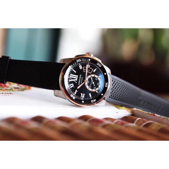 Cartier 卡地亚 卡利博CALIBRE DE CARTIER系列,316精钢表壳,陶瓷夜光圈口,尺寸42mm,搭载全自动机械机芯,进口天然橡胶表带,Super LumiNova夜光涂层三角时标,时尚与运动结合的潜水表硬朗而霸气,彰显气质。 Cartier 卡地亚 卡利博CALIBRE DE CARTIER系列,316精钢表壳,陶瓷夜光圈口,尺寸42mm,搭载全自动机械机芯,进口天然橡胶表带,Super LumiNova夜光涂层三角时标,时尚与运动结合的潜水表硬朗而霸气,彰显气质。