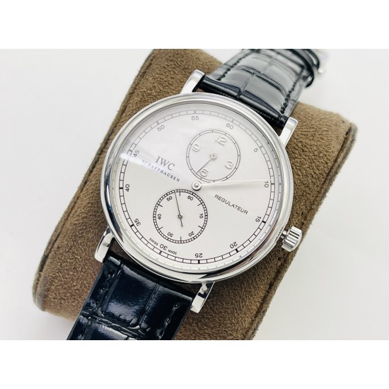 IWS新品 颜值巅峰IWC旗下最耀眼的明星,万国长动能月相专家。全新的葡萄牙系列系列IW544401透底腕表。【表壳】316L精钢表壳,打磨抛光非常圆润。小秒针盘位于6点钟位置附拨针停秒功能。3点位写有PORTOFINO(柏涛菲诺英文)双面防反光拱形蓝宝石镀膜镜面!【表带】意大利小牛皮!【机芯】自主研制自动上链机械机芯,机芯稳定,走时准。IWC旗下最耀眼的透底腕表。适合各种商务场合,简敛精致不失优雅!IWS Factory匠心力作 欢迎各路表友品鉴! IWS新品 颜值巅峰IWC旗下最耀眼的明星,万国长动能月相专家。全新的葡萄牙系列系列IW544401透底腕表。【表壳】316L精钢表壳,打磨抛光非常圆润。小秒针盘位于6点钟位置附拨针停秒功能。3点位写有PORTOFINO(柏涛菲诺英文)双面防反光拱形蓝宝石镀膜镜面!【表带】意大利小牛皮!【机芯】自主研制自动上链机械机芯,机芯稳定,走时准。IWC旗下最耀眼的透底腕表。适合各种商务场合,简敛精致不失优雅!IWS Factory匠心力作 欢迎各路表友品鉴!