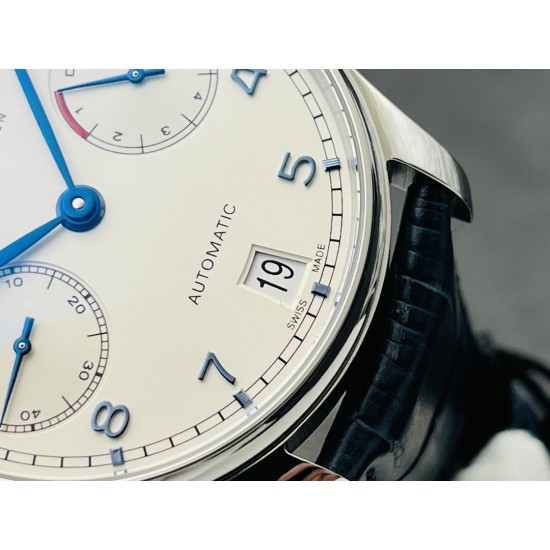【ZF Factory销量神器】V5升级版 IWC万国葡7-葡萄牙系列 七日链 !1⃣️搭载定制版C.52010自动机械机芯!2⃣️独立小秒针,真动能指示!3⃣️蓝宝石玻璃镜面!4⃣️定制版意大利牛皮表带,原装扣子!5⃣️直径42毫米!ZF出品 必属精品 欢迎您的品鉴! 【ZF Factory销量神器】V5升级版 IWC万国葡7-葡萄牙系列 七日链 !1⃣️搭载定制版C.52010自动机械机芯!2⃣️独立小秒针,真动能指示!3⃣️蓝宝石玻璃镜面!4⃣️定制版意大利牛皮表带,原装扣子!5⃣️直径42毫米!ZF出品 必属精品 欢迎您的品鉴!