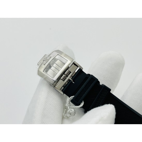 ZF Factory2021至城大作——积.家北宸系列日历型腕表!极具现代气息的双把设计,搭配优雅而不失运动风格的流利线条。深邃雅然,不失非凡。【表壳】腕表尺寸42MMX13.1MM,经典干练的表壳采用纯手工打磨,侧面拉丝处理、边缘抛光,工艺和工序均吻合正品,底盖同样刻有颇具积家风格的潜水服装,雕刻饰纹。【机芯】采用纤薄稳定的9015机芯改JCL.899A/1型机芯。厚度功能两不误,完美还原正品体验。【表带扣】天然橡胶表带,薄而长且柔软,足以缠绕贴合手腕,搭配积.家原装表扣。ZF匠心力作 欢迎您的品鉴! ZF Factory2021至城大作——积.家北宸系列日历型腕表!极具现代气息的双把设计,搭配优雅而不失运动风格的流利线条。深邃雅然,不失非凡。【表壳】腕表尺寸42MMX13.1MM,经典干练的表壳采用纯手工打磨,侧面拉丝处理、边缘抛光,工艺和工序均吻合正品,底盖同样刻有颇具积家风格的潜水服装,雕刻饰纹。【机芯】采用纤薄稳定的9015机芯改JCL.899A/1型机芯。厚度功能两不误,完美还原正品体验。【表带扣】天然橡胶表带,薄而长且柔软,足以缠绕贴合手腕,搭配积.家原装表扣。ZF匠心力作 欢迎您的品鉴!
