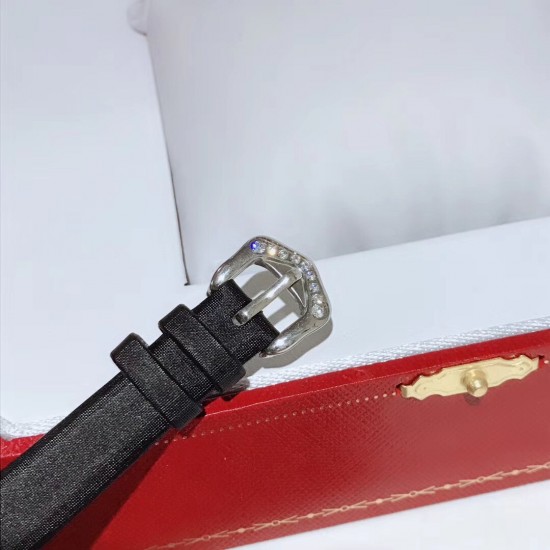 实拍 卡地亚-Cartier 橄榄形女士腕表 瑞士石英机芯 镀膜玻璃镜面 表壳尺寸22x48mm厚度约7mm有皮带和娟带可选!独特的橄榄形表壳镶嵌皓石 含蓄优雅 代表了卡地亚风格之精髓 简约设计与时尚风范完美融合。WuWu™️ 实拍 卡地亚-Cartier 橄榄形女士腕表 瑞士石英机芯 镀膜玻璃镜面 表壳尺寸22x48mm厚度约7mm有皮带和娟带可选!独特的橄榄形表壳镶嵌皓石 含蓄优雅 代表了卡地亚风格之精髓 简约设计与时尚风范完美融合。WuWu™️