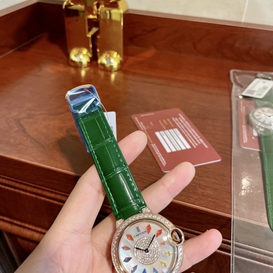 实拍卡地亚蓝气球镶钻系列 全新彩虹钻 搭配祖母绿亮皮独具特色风格的优雅气质 36mm尺寸瑞士石英佩戴舒适 当时间遇见彩虹 玩转夏日小清新表盘上的宝石闪耀着红橙黄绿青蓝紫等斑斓色彩~精心挑选玲珑精巧的宝石组合镶嵌在一起 为腕表赋予了奇异光彩 轻奢艺术感真的很加分☑️超显贵气又时髦! 实拍卡地亚蓝气球镶钻系列 全新彩虹钻 搭配祖母绿亮皮独具特色风格的优雅气质 36mm尺寸瑞士石英佩戴舒适 当时间遇见彩虹 玩转夏日小清新表盘上的宝石闪耀着红橙黄绿青蓝紫等斑斓色彩~精心挑选玲珑精巧的宝石组合镶嵌在一起 为腕表赋予了奇异光彩 轻奢艺术感真的很加分☑️超显贵气又时髦!