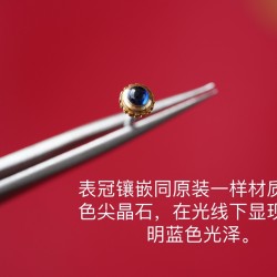 卡地亚淬火烤蓝针立体感十足有光泽无任何毛刺，珐琅材质表盘晶莹剔透质感好，表盘颜色多次修改色差降到最低高度还原，3D印刷技术平整均匀 。蓝宝石玻璃清晰通透性原装一致，表冠镶嵌同原装一样材质的蓝色尖晶石，在光线下显现出透明蓝色光泽，后盖拉丝纹路细腻工整一丝不苟，刻字清晰，雕刻十分细致深度角度恰到好处，玫瑰花和鸭子细节层次分明立体还原。