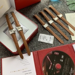 实拍 2020最新卡地亚法国坦克Cartier Tank Franaise系列，一款百搭 性价比又高的手表 搭配全新专柜欧版风格定制的原厂表带，进口瑞士石英机芯。八角形表冠，镶嵌一颗凸圆形合成尖晶石，剑形蓝钢指针，蓝宝石水晶镜面，采用与原装一致的实心内罩，尺寸：25 x 20mm。佩戴舒适柔软服帖，上手显得高贵又典雅，很气质很女人独家货源。