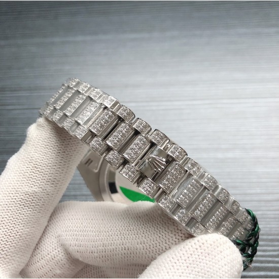 劳力士ROLEX R40 SF Factory 新款Oyster Perpetual Pearlmaster 39(蚝式恒动Pearlmaster 39)腕表,堪为宝石镶嵌腕表系列之瑰宝。 永恒黄金腕表镶嵌最珍稀的钻石,充分展现劳力士在宝石镶嵌方面的非凡技艺。品牌:Rolex劳力士系列:蚝式恒动腕表机芯:全自动机械表带:镶钻精钢表链尺寸:43.5 x 13mm材料:316精钢+蓝宝石玻璃 三杰精致推荐男士机械腕表 SJ为你精心打造超真实实物图拍摄 劳力士ROLEX R40 SF Factory 新款Oyster Perpetual Pearlmaster 39(蚝式恒动Pearlmaster 39)腕表,堪为宝石镶嵌腕表系列之瑰宝。 永恒黄金腕表镶嵌最珍稀的钻石,充分展现劳力士在宝石镶嵌方面的非凡技艺。品牌:Rolex劳力士系列:蚝式恒动腕表机芯:全自动机械表带:镶钻精钢表链尺寸:43.5 x 13mm材料:316精钢+蓝宝石玻璃 三杰精致推荐男士机械腕表 SJ为你精心打造超真实实物图拍摄