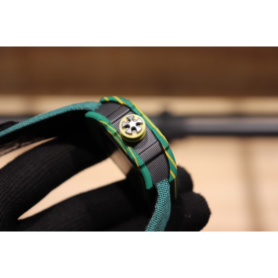 理查德米勒 Richard Mille RM67-02跳高之王冠军款 1:1精准开模 采用100%的(NTPT碳纤维/陶瓷材料)制造 形成表壳上的特殊纹理 搭载原装西铁城全自动机械机芯 摆幅28800 无论壳身大小零散小件也是精心设计 技术成熟并独具动感的线条设计优点 搭配特色尼龙表带 尺寸48X42mm!!! 理查德米勒 Richard Mille RM67-02跳高之王冠军款 1:1精准开模 采用100%的(NTPT碳纤维/陶瓷材料)制造 形成表壳上的特殊纹理 搭载原装西铁城全自动机械机芯 摆幅28800 无论壳身大小零散小件也是精心设计 技术成熟并独具动感的线条设计优点 搭配特色尼龙表带 尺寸48X42mm!!!