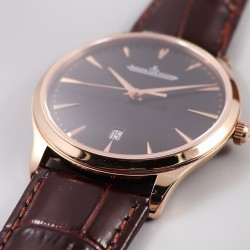 TW出品 积家超薄大师Q1288420系列腕表尺寸：	40mm x 8.0mm 316L精钢	蓝宝石镜面 牛皮表带	折叠扣 防水30米。机芯：	日本9015机芯改Cal.896机芯。TW工厂耗时长达十八个月 积家大师系列 终于出货 原版正品开模 TW不求速度力求把握好每一个细节 阴阳子母指针完全吻合原版设计（一半拉沙一半抛光） 圈口 中壳 底盖三件套同步原装版型 还原正品气质 字面金属放射纹路质感十足 蓝宝石玻璃通透叫板正品 TW出品必属精品，因为用心，所以专业（实力拍，实拍无P图）