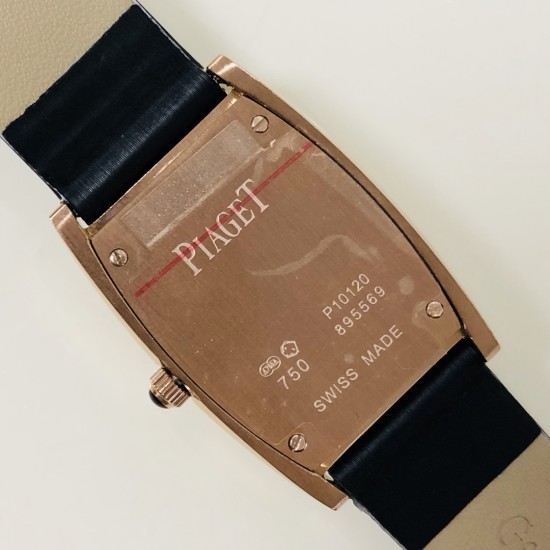 PlAGET-伯爵 Limelight酒桶形系列!尺寸27 x 38毫米。镶饰方形美钻。黑色陶瓷表冠。表扣镶饰13颗圆形美钻。蓝宝石水晶玻璃。这款Limelight酒桶形腕表犹如一套女装晚礼服,其白金表壳的每一面都镶饰着两行排列整齐的圆形美钻,将奢华优雅演绎得淋漓尽致。黑色的陶瓷表冠与黑色丝缎表带彼此呼应,形成了绝妙的搭配。银色的表盘泛着彩虹的光晕,而精巧纤细的黑色罗马数字时标则记录着光阴的流转,一览无遗。请认准独家细节品质。 PlAGET-伯爵 Limelight酒桶形系列!尺寸27 x 38毫米。镶饰方形美钻。黑色陶瓷表冠。表扣镶饰13颗圆形美钻。蓝宝石水晶玻璃。这款Limelight酒桶形腕表犹如一套女装晚礼服,其白金表壳的每一面都镶饰着两行排列整齐的圆形美钻,将奢华优雅演绎得淋漓尽致。黑色的陶瓷表冠与黑色丝缎表带彼此呼应,形成了绝妙的搭配。银色的表盘泛着彩虹的光晕,而精巧纤细的黑色罗马数字时标则记录着光阴的流转,一览无遗。请认准独家细节品质。