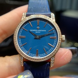实拍2020年江诗丹顿传袭超薄系列-Vacheron Constantin 专为女神打造的，奢华时尚，采用进口316钢表壳，搭配原装进口9015机芯（0返修），天然蓝宝石玻璃镜面，直径33mm，超薄工艺7.8mm，超强防水30米，竹节纹进口小牛皮表带，一表一码。