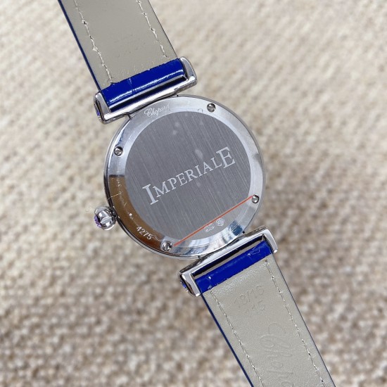 ★实拍 萧邦 CHOPARD IMPERIALE 系列腕表。独特风格带您走进一个新阶段并且成功塑造了崇尚自我表达和与众不同的生活化概念,316精钢材质,此表款全手工镶嵌施华洛世奇水晶钻,成为了美式奢侈生活风格的代表!进口石英机芯以及精细做工,佩戴贴手舒适,设计风格简约明朗。充满奢华璀璨的气息,光彩夺人、让你瞬间提升华丽的气质 ! ★实拍 萧邦 CHOPARD IMPERIALE 系列腕表。独特风格带您走进一个新阶段并且成功塑造了崇尚自我表达和与众不同的生活化概念,316精钢材质,此表款全手工镶嵌施华洛世奇水晶钻,成为了美式奢侈生活风格的代表!进口石英机芯以及精细做工,佩戴贴手舒适,设计风格简约明朗。充满奢华璀璨的气息,光彩夺人、让你瞬间提升华丽的气质 !