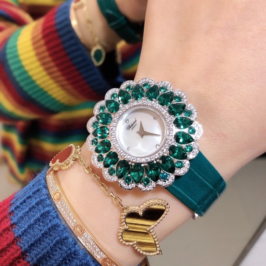 实拍 萧邦-Chopard❥ Precious Chopard系列❥瑞士石英机芯❥蓝宝石玻璃镜面❥表壳直径约36mm 厚度约8mm❥今年以“舞会”为主题,推出Precious Chopard系列高级珠宝与珠宝表新作。以钻石和多种彩色贵重宝石为Precious Chopard系列珠宝装饰出华丽的外衣,由最出色的珠宝师以卓绝工艺精心制作,散发出盛大晚会的恢宏气势。 实拍 萧邦-Chopard❥ Precious Chopard系列❥瑞士石英机芯❥蓝宝石玻璃镜面❥表壳直径约36mm 厚度约8mm❥今年以“舞会”为主题,推出Precious Chopard系列高级珠宝与珠宝表新作。以钻石和多种彩色贵重宝石为Precious Chopard系列珠宝装饰出华丽的外衣,由最出色的珠宝师以卓绝工艺精心制作,散发出盛大晚会的恢宏气势。
