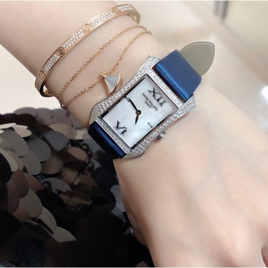 实拍 PATEK PHILIPPE百达翡丽系列 女士腕表(白金表壳搭配沙丁布带,表圈镶嵌天然锆石,蓝宝石玻璃,搭载瑞士石英机芯,尺寸30*34*7毫米) 实拍 PATEK PHILIPPE百达翡丽系列 女士腕表(白金表壳搭配沙丁布带,表圈镶嵌天然锆石,蓝宝石玻璃,搭载瑞士石英机芯,尺寸30*34*7毫米)