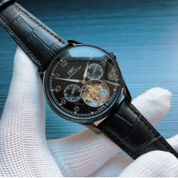 万国 (IWC )  H18 精品男士腕表, ，飞轮精选，魅力不凡，尽显精致细节与高超技艺，搭载多功能全自动机械机芯，顶级316精钢表壳，进口小牛皮表带，矿物质超强镜面，尺寸42*12，尊贵典范，绅士风范，身份的象征，展现你的独特品味！三杰精致推荐男士机械腕表 SJ为你精心打造超真实实物图拍摄
