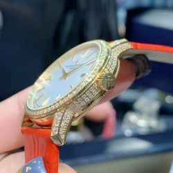 实拍2020年江诗丹顿传袭超薄系列-Vacheron Constantin 专为女神打造的，奢华时尚，采用进口316钢表壳，搭配原装进口9015机芯（0返修），天然蓝宝石玻璃镜面，直径33mm，超薄工艺7.8mm，超强防水30米，竹节纹进口小牛皮表带，一表一码。