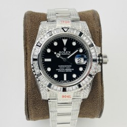 【VRS Factory2022墙裂推荐 市场最高版本】奢华大作，劳力士Rolex SUB潜航者后镶钻定制版！是奢华闪耀与永不退色的融合，更是经典潮流的不二之选！1⃣️【表壳】直径40MM。每一颗钻石/彩宝均来自奥地利（施华洛世奇原产地）经过严格的筛选，确保颜色，大小，火彩统一，专业珠宝镶嵌师精心镶嵌。2⃣️【表带】跟官网同步，904L蚝式钢完美还原坚固耐用的优良血统，效果可媲美原装。3⃣️【机芯】采用复刻界的机芯之王——搭配3135自动上旋机芯。VRS Factory匠心力作 敬请各路表友品鉴！