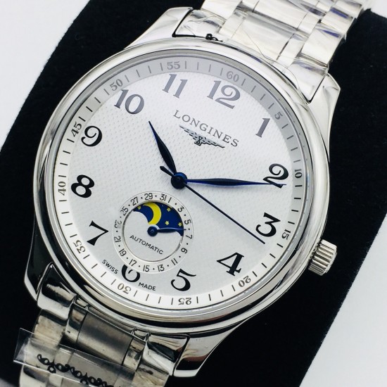 【LG Factory】新力作 浪琴Longines新款「Master Moonphase」月相日历腕表,采用ETA2824-2机芯,功能完美同步,防水深度30米,表耳线条温润流畅。表盘为大三针布局,最特别之处是表圈分钟刻度圈为立体倾斜的设计,提供出色的表盘层次感。6点的月相盘与日历功能融为一体。表盘共有3种款式:银白色麦粒纹搭配衬线体阿拉伯数字时标,黑色麦粒纹搭配罗马数字时标,蓝色日晖纹搭配棍状时标 ,直径40毫米,厚度10毫米,意大利进口小牛皮 原装蝴蝶扣 ⚠️请认准独家品质!LG品质 值得信赖! 【LG Factory】新力作 浪琴Longines新款「Master Moonphase」月相日历腕表,采用ETA2824-2机芯,功能完美同步,防水深度30米,表耳线条温润流畅。表盘为大三针布局,最特别之处是表圈分钟刻度圈为立体倾斜的设计,提供出色的表盘层次感。6点的月相盘与日历功能融为一体。表盘共有3种款式:银白色麦粒纹搭配衬线体阿拉伯数字时标,黑色麦粒纹搭配罗马数字时标,蓝色日晖纹搭配棍状时标 ,直径40毫米,厚度10毫米,意大利进口小牛皮 原装蝴蝶扣 ⚠️请认准独家品质!LG品质 值得信赖!