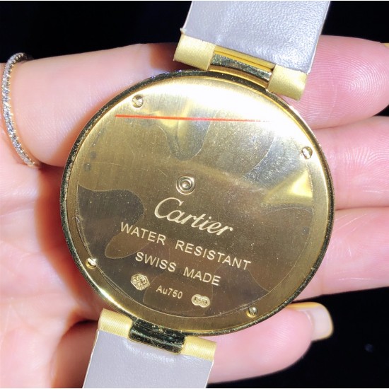 实拍 Cartier-卡地亚 创意宝石BESTIAIRE系列 HPI00480 珐琅 40毫米 石英机芯 女士腕表 黄金表盘 镶钻 半透明黄色内填珐琅 2只黄金蜜蜂装饰 镶嵌明亮式切割圆钻 黄色钻石及黑色珐琅条纹 4枚祖母绿蜂眼 这款腕表由尊贵超凡的金属雕琢而成 并衬以珍奇夺目的宝石 堪称高级珠宝中的真正典范 不仅如此 把一株繁茂的植物或者一只惊艳的动物设计成为表盘的造型 既给品牌创意增添了一丝神秘 又在作品中蕴藏了一份雅致 实拍 Cartier-卡地亚 创意宝石BESTIAIRE系列 HPI00480 珐琅 40毫米 石英机芯 女士腕表 黄金表盘 镶钻 半透明黄色内填珐琅 2只黄金蜜蜂装饰 镶嵌明亮式切割圆钻 黄色钻石及黑色珐琅条纹 4枚祖母绿蜂眼 这款腕表由尊贵超凡的金属雕琢而成 并衬以珍奇夺目的宝石 堪称高级珠宝中的真正典范 不仅如此 把一株繁茂的植物或者一只惊艳的动物设计成为表盘的造型 既给品牌创意增添了一丝神秘 又在作品中蕴藏了一份雅致