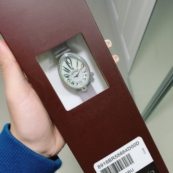 ⚠️到货啦 新版宝玑              实拍 Breguet-宝玑那不勒斯皇后系列！        史上最强最美 超薄 最新升级版本 绝对值得拥有的一款 正品一致的拉丁料绢表带 蓝宝石拱桥弧形玻璃 表盘用天然白色珍珠母贝 阿拉伯数字时符 经典的蓝钢宝玑指针 6点位设有一颗水滴形钻石  机芯是586/1自动上链机  我们一直正品完美复刻 那不勒斯皇后款 绝对的女神气质名媛款 最重要的是百搭得来不失少女心 必入款❗带上一秒变女神，各种派对，晚会，聚会，约会，发布会，让你BlingBling。