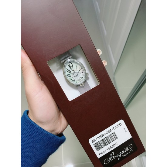 ⚠️到货啦 新版宝玑 实拍 Breguet-宝玑那不勒斯皇后系列! 史上最强最美 超薄 最新升级版本 绝对值得拥有的一款 正品一致的拉丁料绢表带 蓝宝石拱桥弧形玻璃 表盘用天然白色珍珠母贝 阿拉伯数字时符 经典的蓝钢宝玑指针 6点位设有一颗水滴形钻石 机芯是586/1自动上链机 我们一直正品完美复刻 那不勒斯皇后款 绝对的女神气质名媛款 最重要的是百搭得来不失少女心 必入款❗带上一秒变女神,各种派对,晚会,聚会,约会,发布会,让你BlingBling。 ⚠️到货啦 新版宝玑 实拍 Breguet-宝玑那不勒斯皇后系列! 史上最强最美 超薄 最新升级版本 绝对值得拥有的一款 正品一致的拉丁料绢表带 蓝宝石拱桥弧形玻璃 表盘用天然白色珍珠母贝 阿拉伯数字时符 经典的蓝钢宝玑指针 6点位设有一颗水滴形钻石 机芯是586/1自动上链机 我们一直正品完美复刻 那不勒斯皇后款 绝对的女神气质名媛款 最重要的是百搭得来不失少女心 必入款❗带上一秒变女神,各种派对,晚会,聚会,约会,发布会,让你BlingBling。