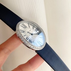 Baignoire de Cartier / oval shape / silver with diamonds Width 28mm . length 39mm  卡地亚创新与复古撞击的审美 / Baignoire腕表卡地亚浴缸系列，法式优雅的椭圆形设计搭配柔软绢丝表带，便捷式折叠表扣，略微弯曲的表壳完美贴合手腕曲线，配载瑞士石英机芯，淬火钢蓝剑形指针，耐磨损镜面，宽度28mm ，长度39mm